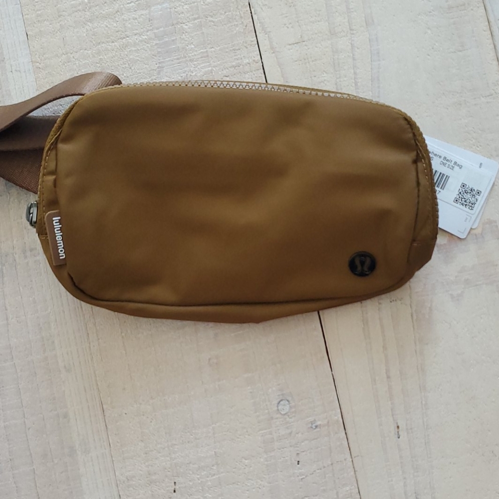 NWT Lululemon Everywhere belt bag